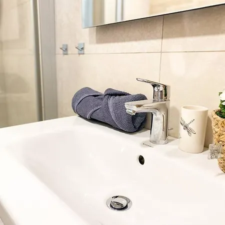 Bright & Peaceful 1bd With Free Underground Parking Appartamento *